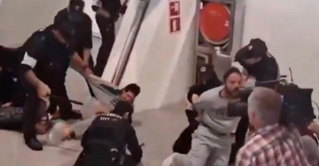 Επεισοδιακή άφιξη ακτιβιστών του στολίσκου της Γάζας στην Ισπανία - Ξύλο με γκλομπ και σπρωξιές από την αστυνομία μέσα στο αεροδρόμιο