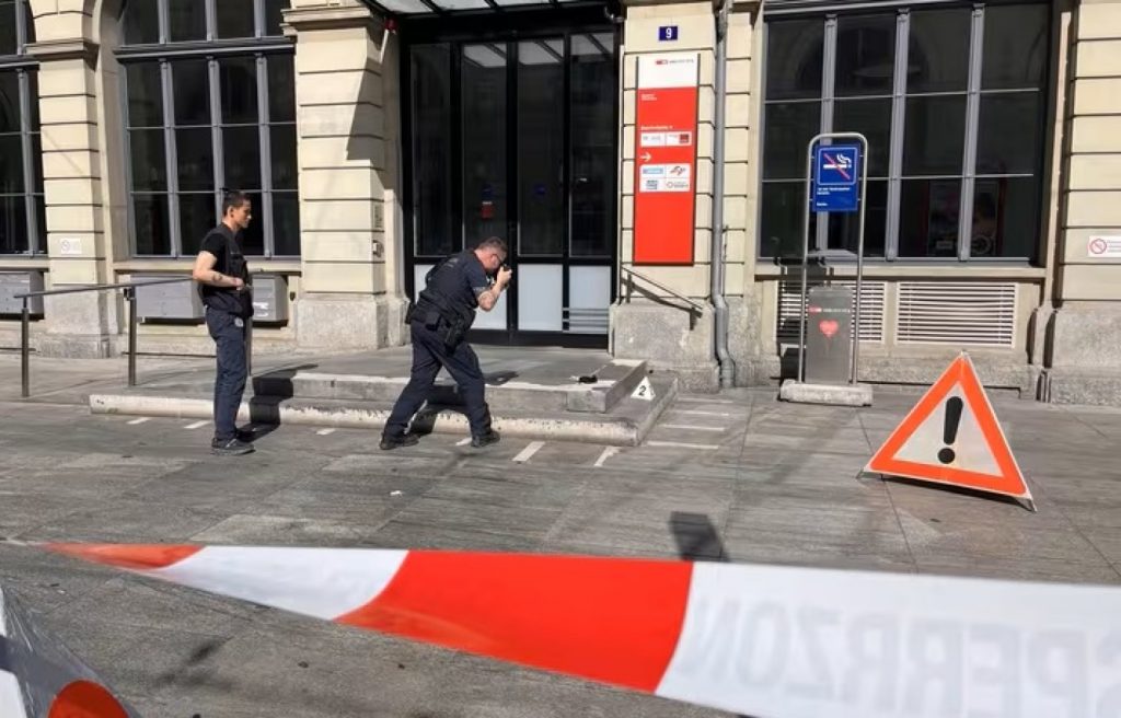 Επίθεση με μαχαίρι σε σιδηροδρομικό σταθμό στην Ελβετία: Τέσσερις τραυματίες, ο δράστης φώναζε «Αλλάχου Άκμπαρ»