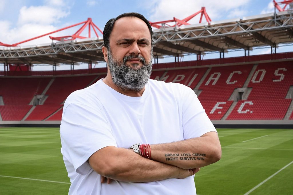 Ο υπουργός-μαριονέτα που εκτελεί συμβόλαια μιντιάρχη, η γελοιοποίηση των σκοτεινών μηχανισμών απέναντι στον Βαγγέλη Μαρινάκη και η οργή των εκατομμυρίων του Ολυμπιακού που απειλεί να τινάξει την κάλπη στον αέρα