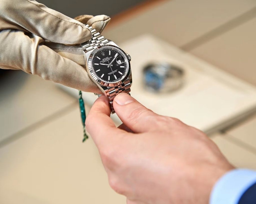 260529141206_imgi_1149_care-and-servicing-your-rolex-caring-for-your-rolex-how-to-use-your-rolex-navigation_manippos_2002pd_001-square-1280×1020