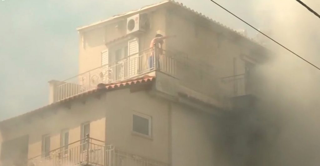 Φωτιά σε διαμέρισμα στον Κορυδαλλό - Ένοικος έχει εγκλωβιστεί στην ταράτσα