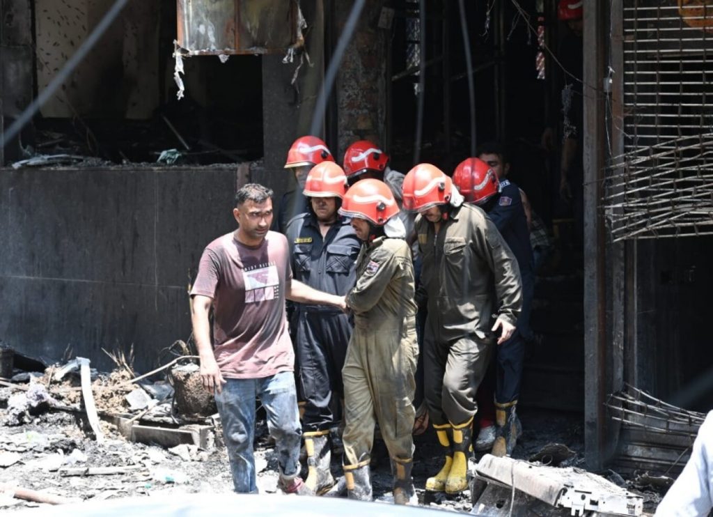 Τραγωδία στο Νέο Δελχί μετά από φωτιά σε ξενοδοχείο: Τουλάχιστον 21 νεκροί, πηδούσαν από ορόφους για να σωθούν - ΒΙΝΤΕΟ