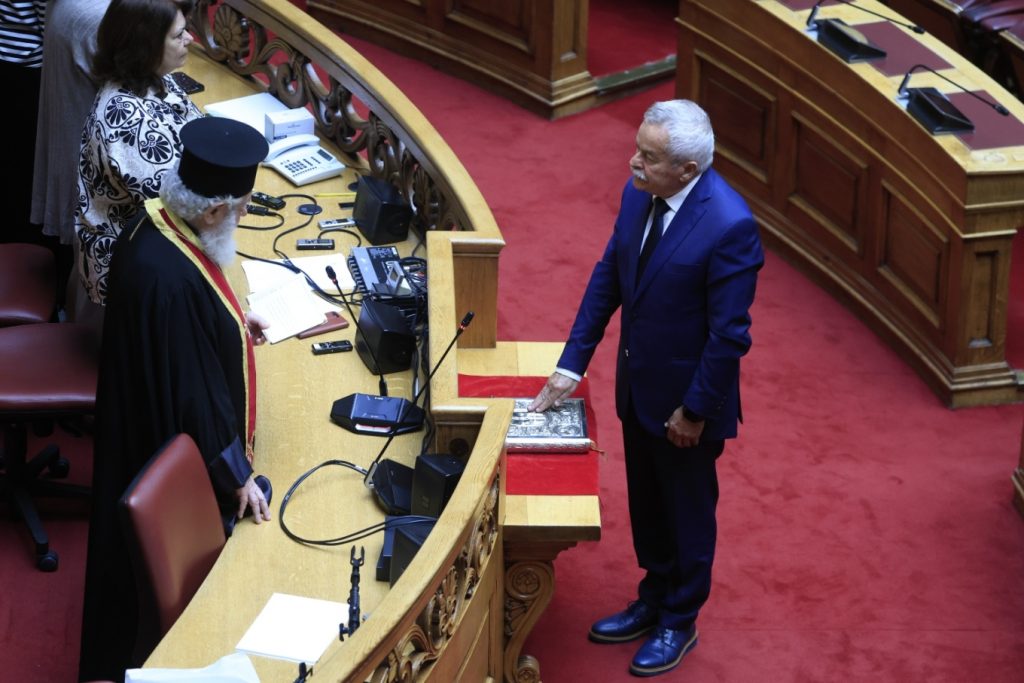 Κώστας Κόλλιας: Ορκίστηκε βουλευτής της Νέας Δημοκρατίας μετά την απώλεια του Νίκου Ταγαρά