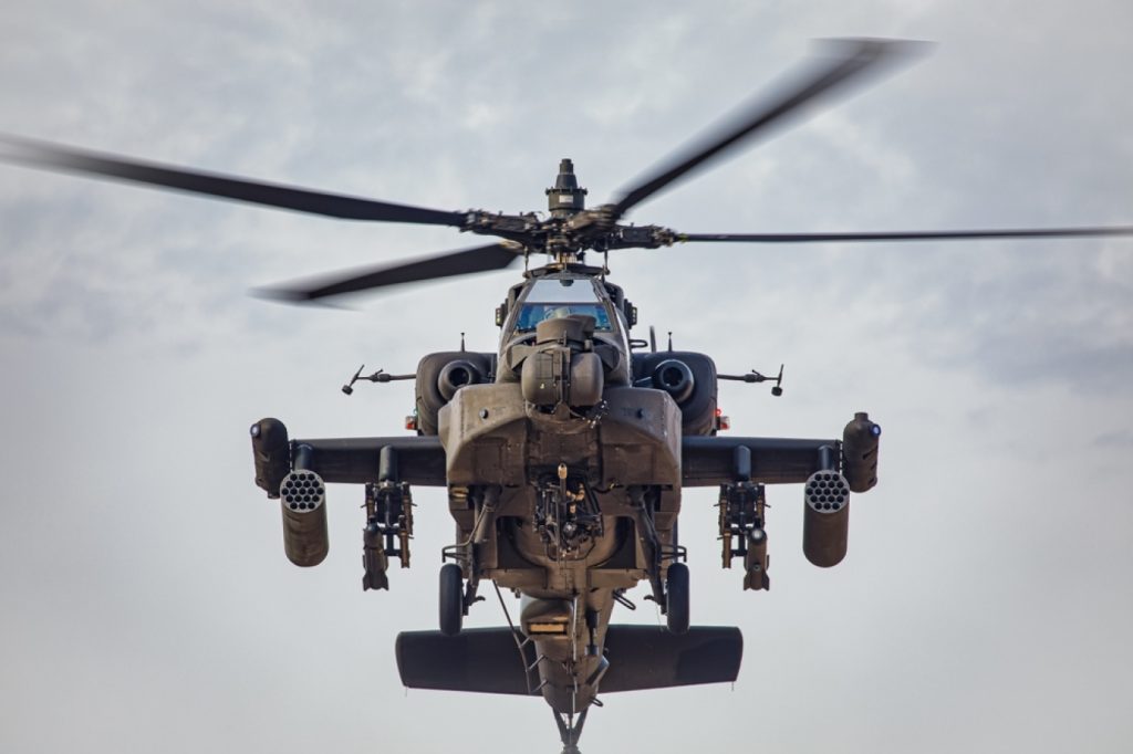 Αμερικανικό ελικόπτερο Apache κατέπεσε κοντά στα Στενά του Ορμούζ - Σώα τα δύο μέλη του πληρώματος