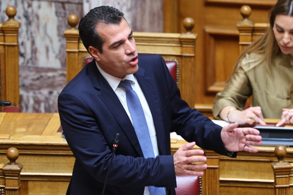 Θ. Πλεύρης: Οι οικειοθελείς αποχωρήσεις παράνομων μεταναστών αυξήθηκαν κατά 25% μετά το δόγμα «φυλακή ή επιστροφή»
