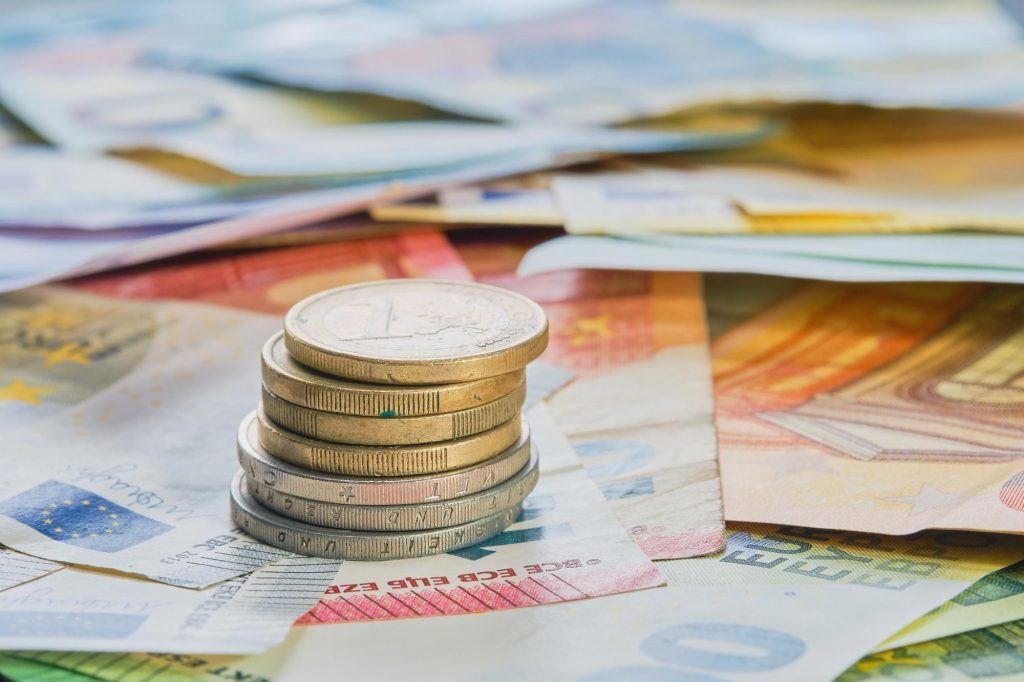 Συντάξεις, επιδόματα και 150 ευρώ ανά παιδί: Πότε γίνονται οι πληρωμές