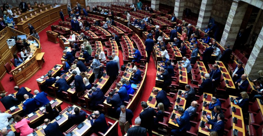 Αυλαία στη Βουλή για τη συνταγματική αναθεώρηση - Στο επίκεντρο τα άρθρα 16 και 86