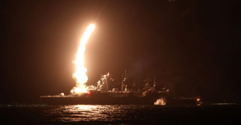 Νέα αμερικανικά πλήγματα στο Ιράν για δεύτερη συνεχόμενη νύχτα - «Χτυπήσαμε βάσεις και πλοία των ΗΠΑ» λέει η Τεχεράνη