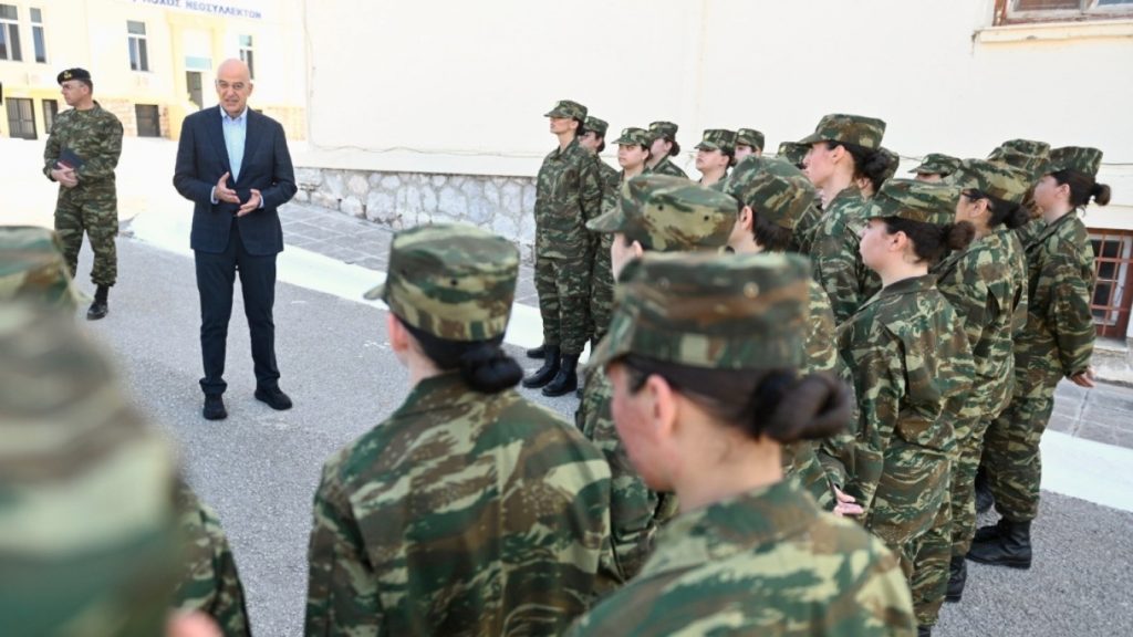 Ν. Δένδιας: Συνάντησε τις πρώτες γυναίκες που παρουσιάστηκαν εθελοντικά στον Στρατό Ξηράς στη Λαμία