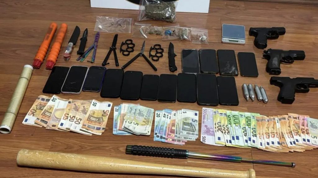 «Θέλω μετά να στήσω 10 δουλειές να κόβω €10.000 το μήνα» - Οι διάλογοι που πρόδωσαν τους ανήλικους που έδιναν ναρκωτικά σε μαθητές
