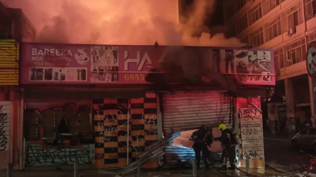 Φωτιά κατέστρεψε ολοσχερώς κατάστημα κινητής τηλεφωνίας στο κέντρο της Αθήνας