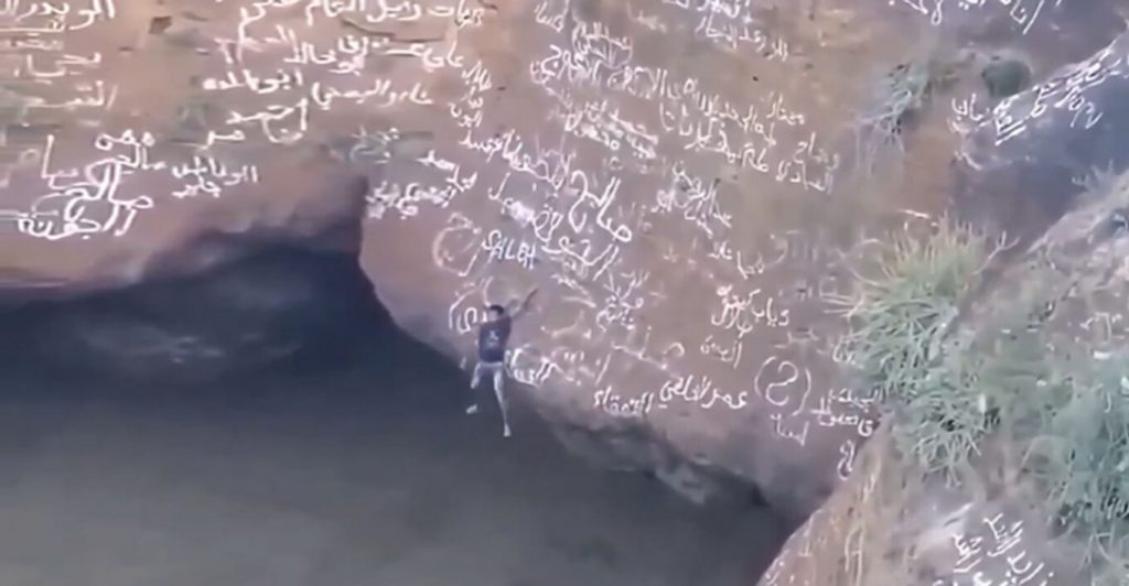 Νεκρός ο «Spiderman της Υεμένης»: Η στιγμή που πέφτει σε κρατήρα 120 μέτρων ενώ έκανε αναρρίχηση χωρίς εξοπλισμό ασφαλείας