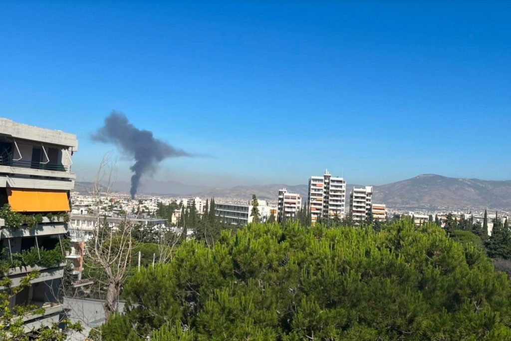 Φωτιά σε κατάστημα με ανταλλακτικά αυτοκινήτων στο Μενίδι