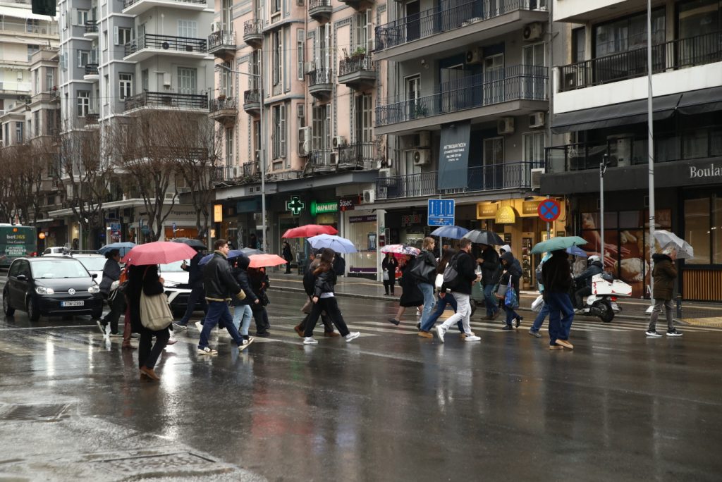 Καιρός: Άστατος σήμερα με τοπικές βροχές, καταιγίδες και πτώση της θερμοκρασίας