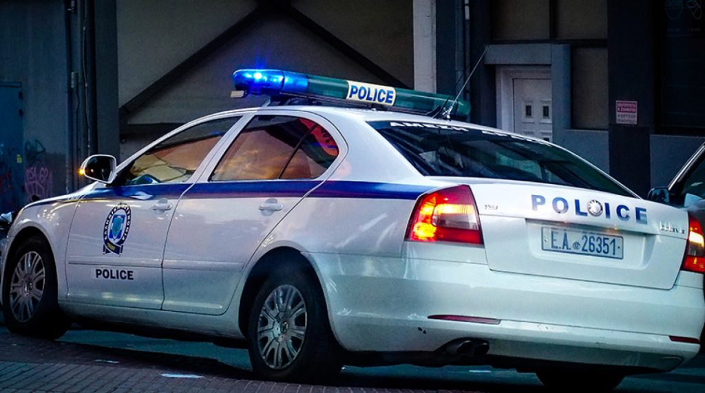 Σοκ στον Πειραιά: 77χρονος απείλησε δύο άτομα με... τρίαινα για μια θέση στάθμευσης