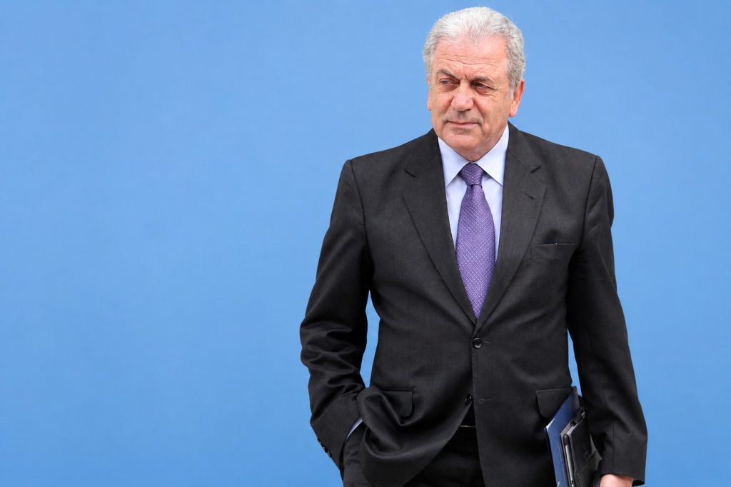 Δημήτρης Αβραμόπουλος: Εξερευνώντας τις πολιτικές διεξόδους και τις στρατηγικές κινήσεις στην επόμενη φάση της καριέρας του