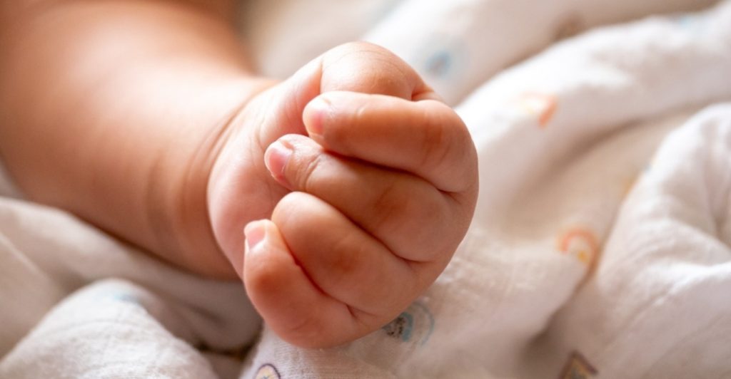Πάτρα: Συνελήφθη η μητέρα του βρέφους που νοσηλεύεται στο Καραμανδάνειο με κάταγμα και μώλωπες στο μέτωπο