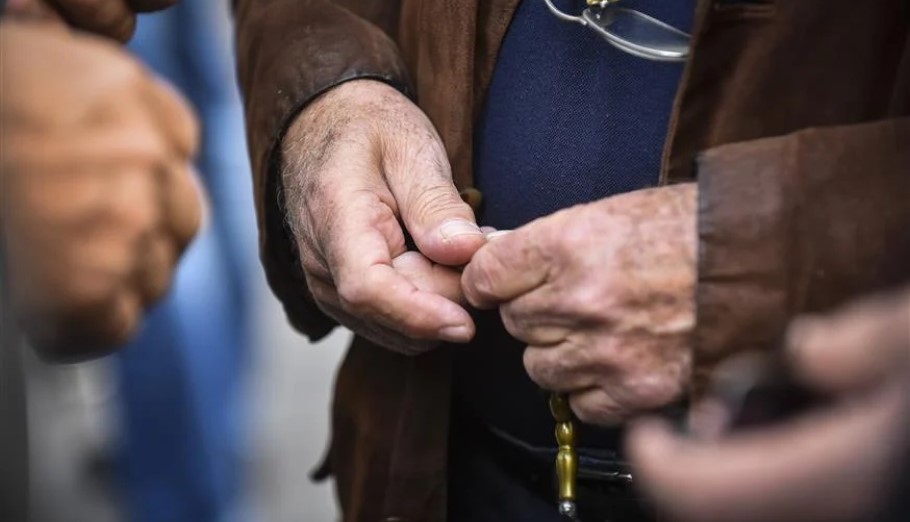 Ποιοι συνταξιούχοι παίρνουν το επίδομα 300 ευρώ, πότε μπαίνει