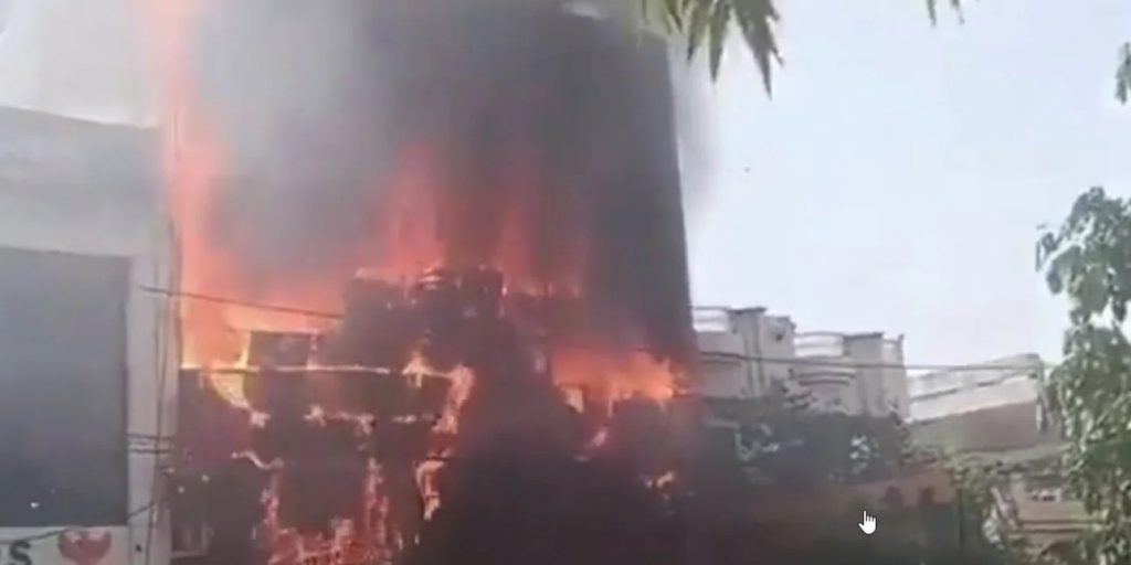 Τουλάχιστον 14 οι νεκροί από φωτιά σε κέντρο εκμάθησης στην Ινδία - Παιδιά πηδούσαν από τα παράθυρα