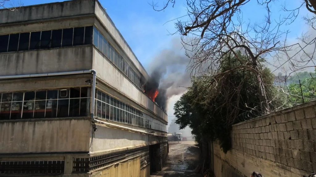 Αιγάλεω: Φωτιά σε εργοστάσιο με πλαστικά - Κλειστή η οδός Ορφέως