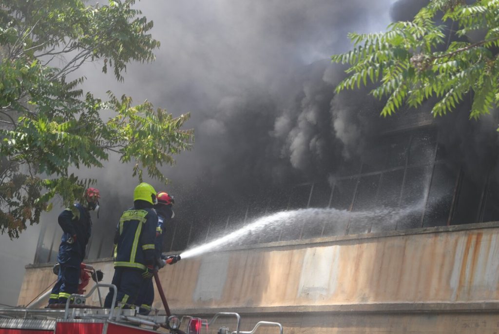 Φωτιά στο Αιγάλεω: Συνεχίζει να καίει πάνω από 16 ώρες- Κυκλοφοριακές ρυθμίσεις στην περιοχή