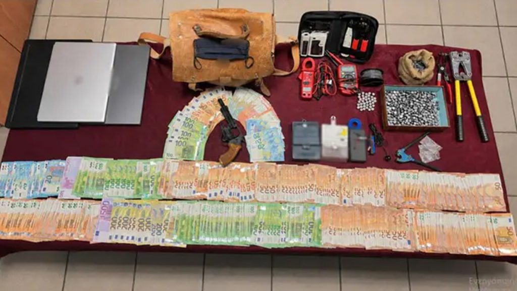 Πώς δρούσε το κύκλωμα με τις ρευματοκλοπές που εξαρθρώθηκε: Οι ρόλοι, οι πειραγμένοι μετρητές και η ζημιά εκατομμυρίων ευρώ