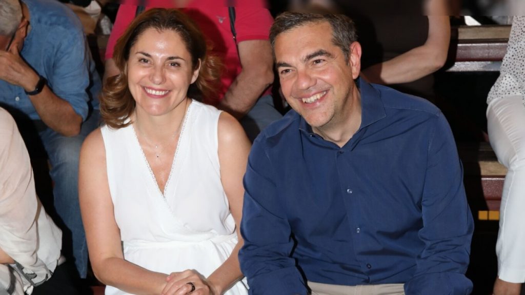 Ο Αλέξης Τσίπρας και η Μπέτυ Μπαζιάνα πήγαν σε επιθεώρηση που σατιρίζει τον ίδιο