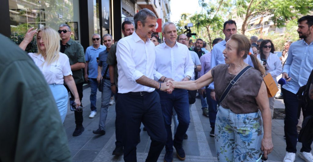 Κ. Μητσοτάκης: Περιοδεία στη Νέα Σμύρνη για τον Πρωθυπουργό - Συνομίλησε με πολίτες, έπαιξε τάβλι σε καφέ