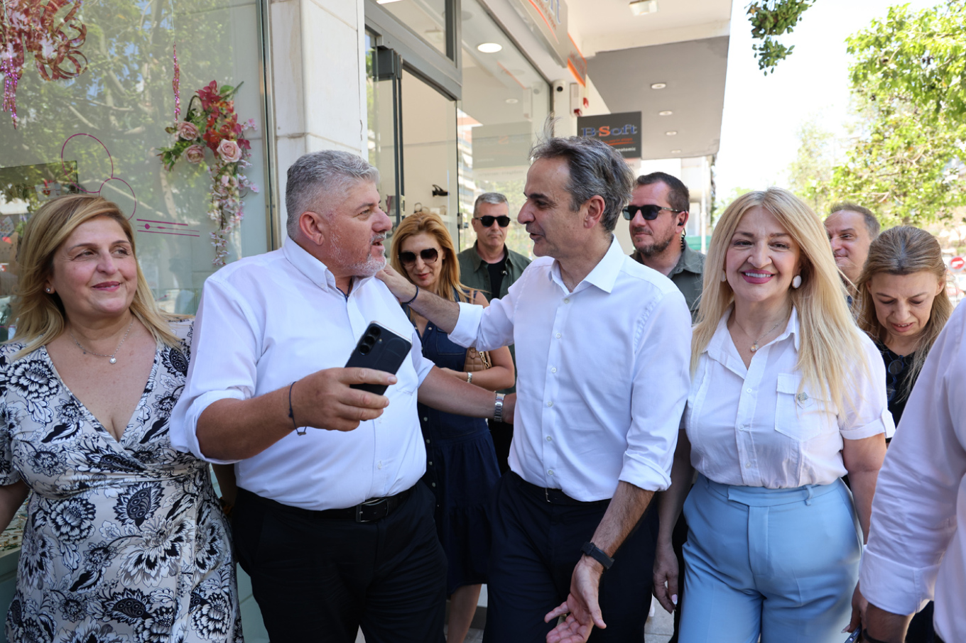 Κ. Μητσοτάκης: Περιοδεία στη Νέα Σμύρνη για τον Πρωθυπουργό - Συνομίλησε με πολίτες, έπαιξε τάβλι σε καφέ