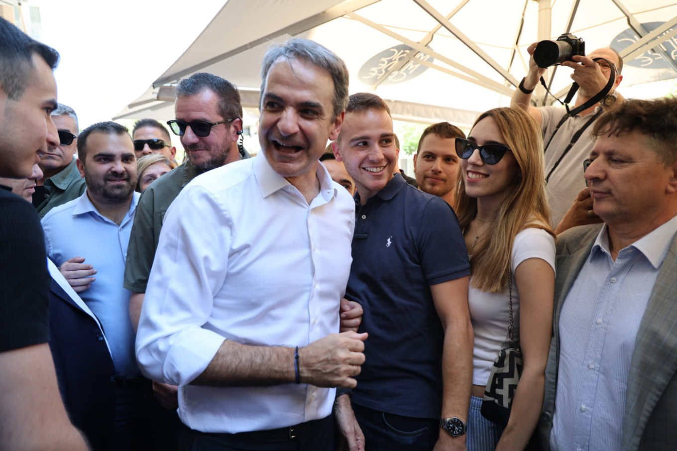 Κ. Μητσοτάκης: Περιοδεία στη Νέα Σμύρνη για τον Πρωθυπουργό - Συνομίλησε με πολίτες, έπαιξε τάβλι σε καφέ