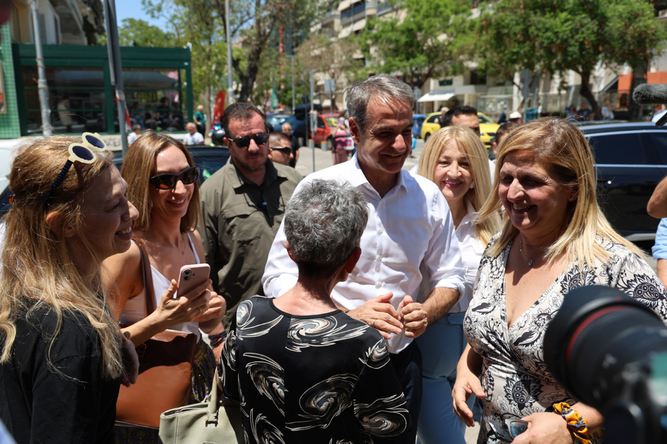 Κ. Μητσοτάκης: Περιοδεία στη Νέα Σμύρνη για τον Πρωθυπουργό - Συνομίλησε με πολίτες, έπαιξε τάβλι σε καφέ