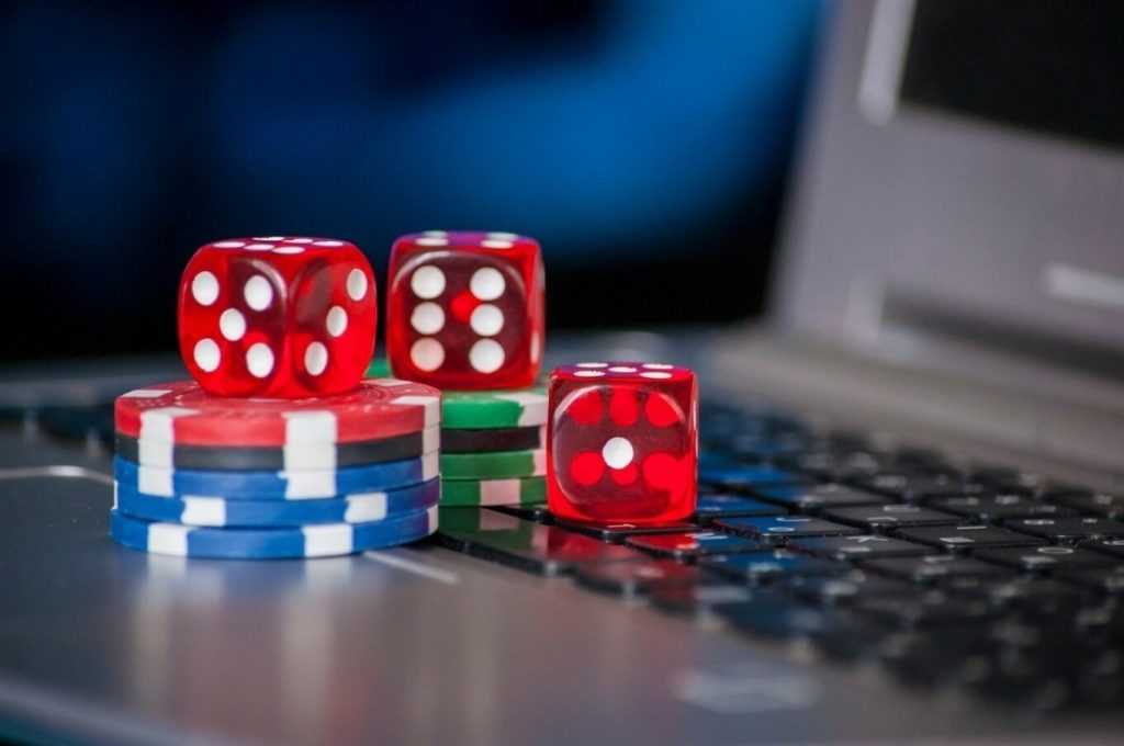 Νέο «σαφάρι» στον online τζόγο: Φόροι, μπλόκο στις παράνομες πλατφόρμες και influencers