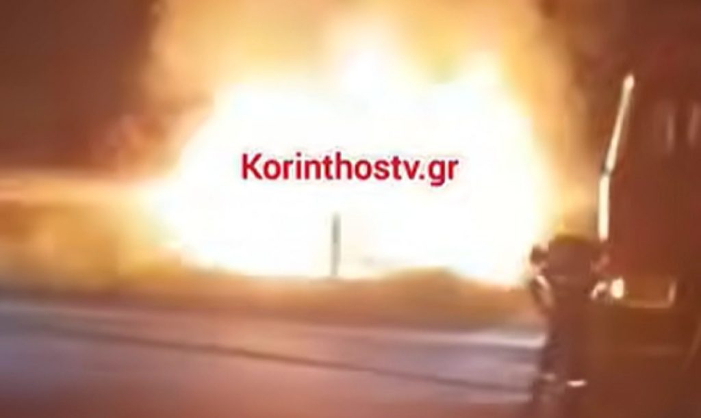 Κορινθία: Αυτοκίνητο ανατράπηκε και τυλίχθηκε στις φλόγες - ΒΙΝΤΕΟ