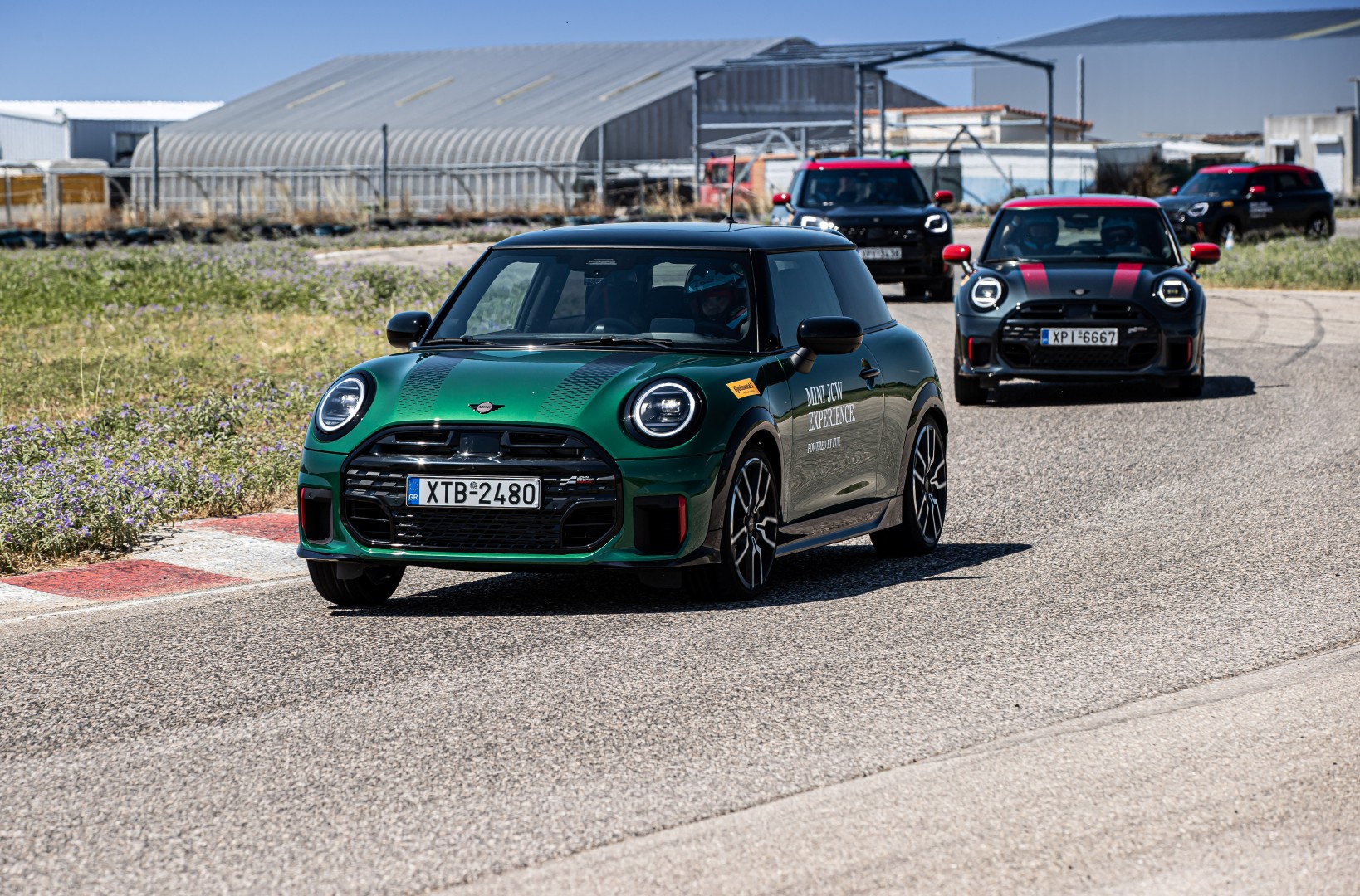 MINI JCW Experience: Στην πίστα των Μεγάρων παρέα με τα πιο «καυτά» MINI JCW
