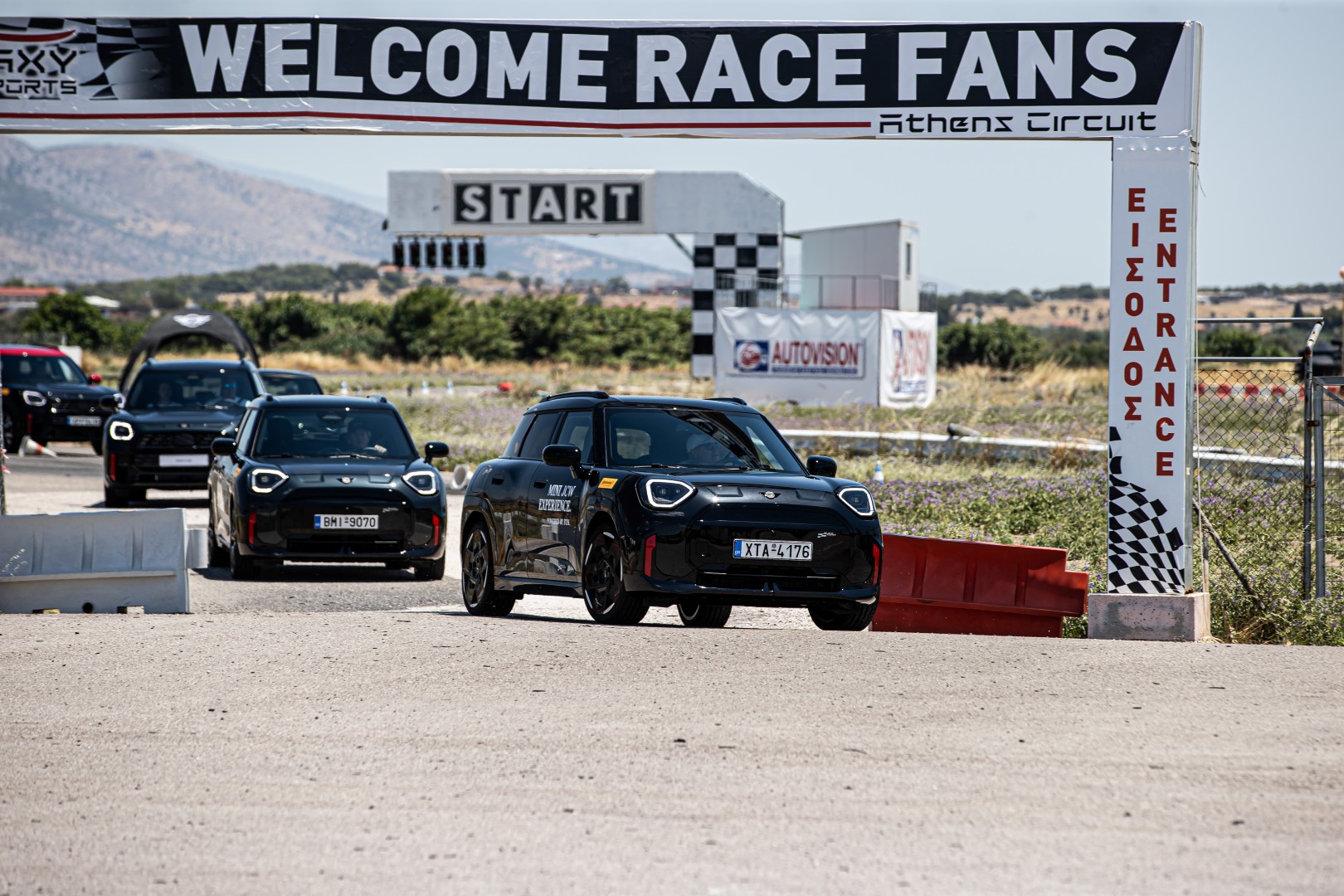 MINI JCW Experience: Στην πίστα των Μεγάρων παρέα με τα πιο «καυτά» MINI JCW