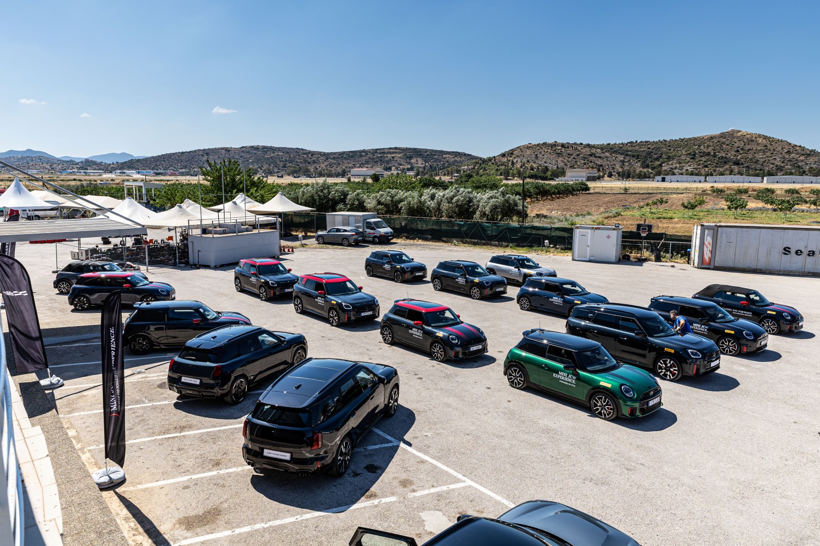 MINI JCW Experience: Στην πίστα των Μεγάρων παρέα με τα πιο «καυτά» MINI JCW