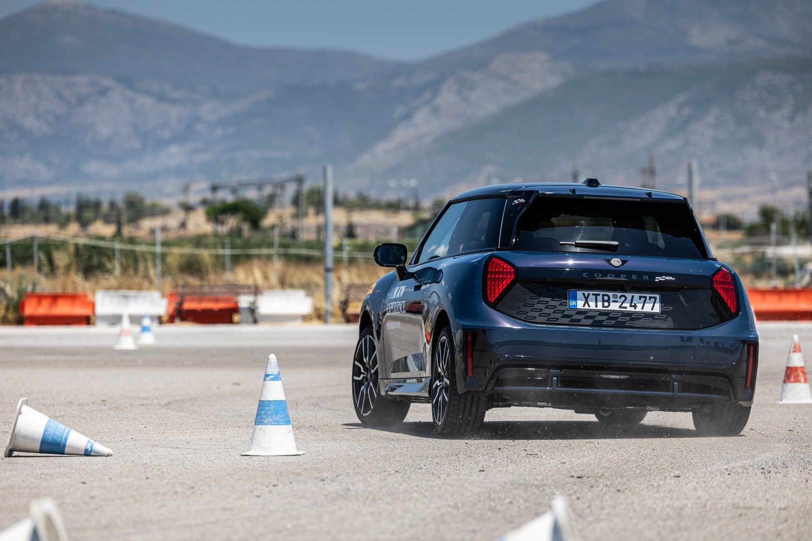 MINI JCW Experience: Στην πίστα των Μεγάρων παρέα με τα πιο «καυτά» MINI JCW