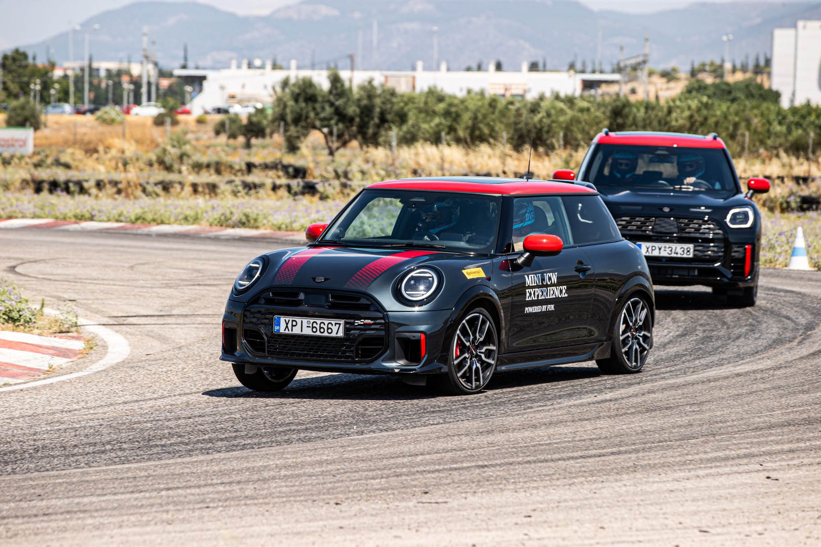 MINI JCW Experience: Στην πίστα των Μεγάρων παρέα με τα πιο «καυτά» MINI JCW