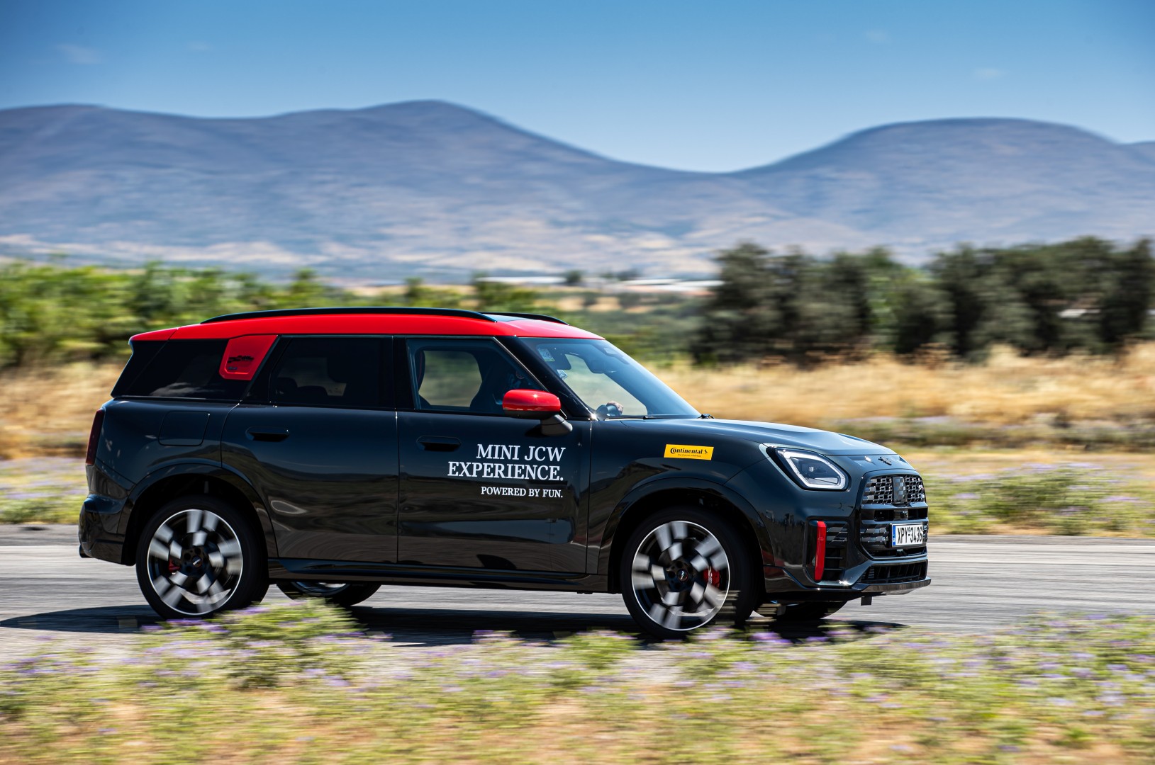 MINI JCW Experience: Στην πίστα των Μεγάρων παρέα με τα πιο «καυτά» MINI JCW