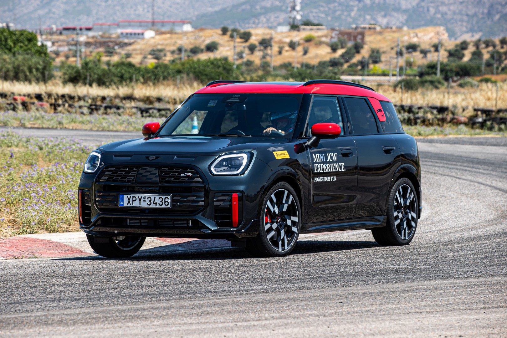 MINI JCW Experience: Στην πίστα των Μεγάρων παρέα με τα πιο «καυτά» MINI JCW