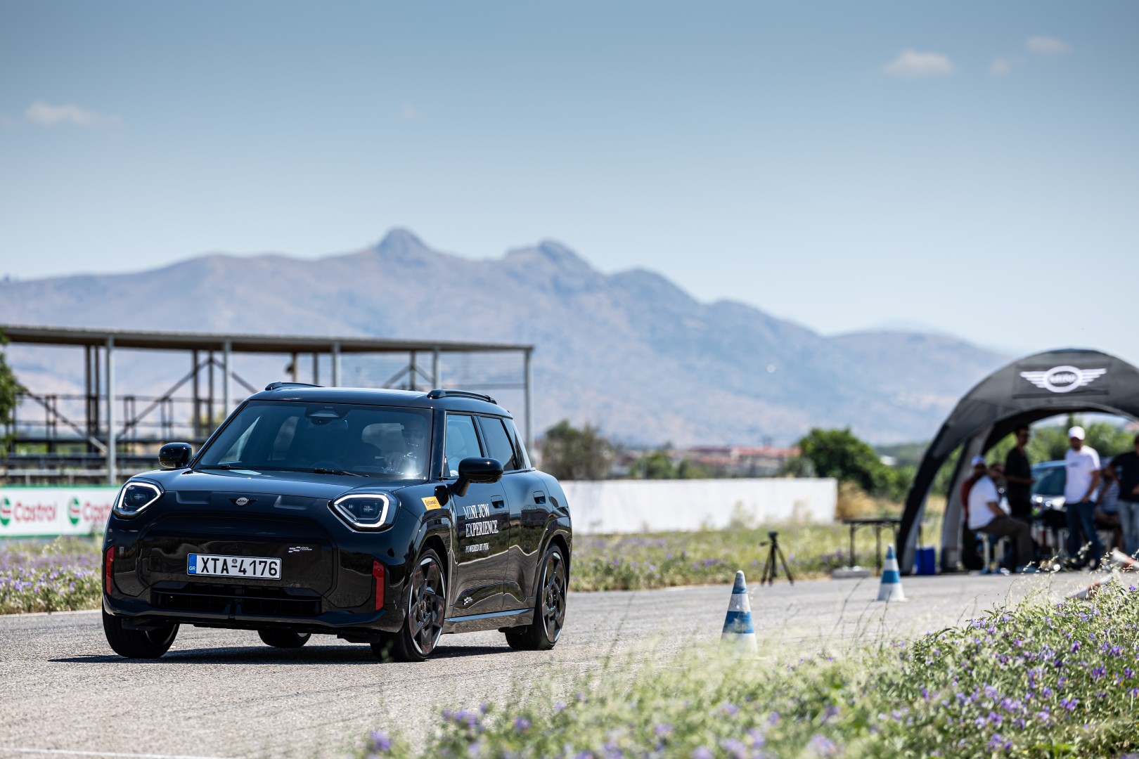 MINI JCW Experience: Στην πίστα των Μεγάρων παρέα με τα πιο «καυτά» MINI JCW