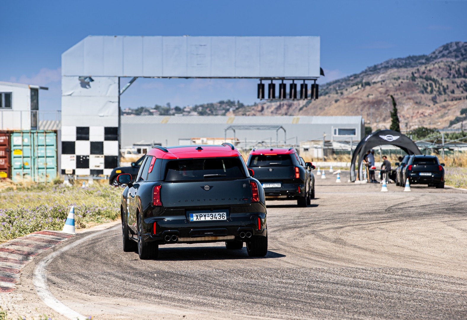 MINI JCW Experience: Στην πίστα των Μεγάρων παρέα με τα πιο «καυτά» MINI JCW