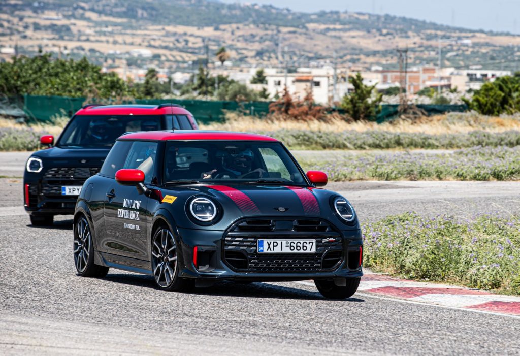 MINI JCW Experience: Στην πίστα των Μεγάρων παρέα με τα πιο «καυτά» MINI JCW
