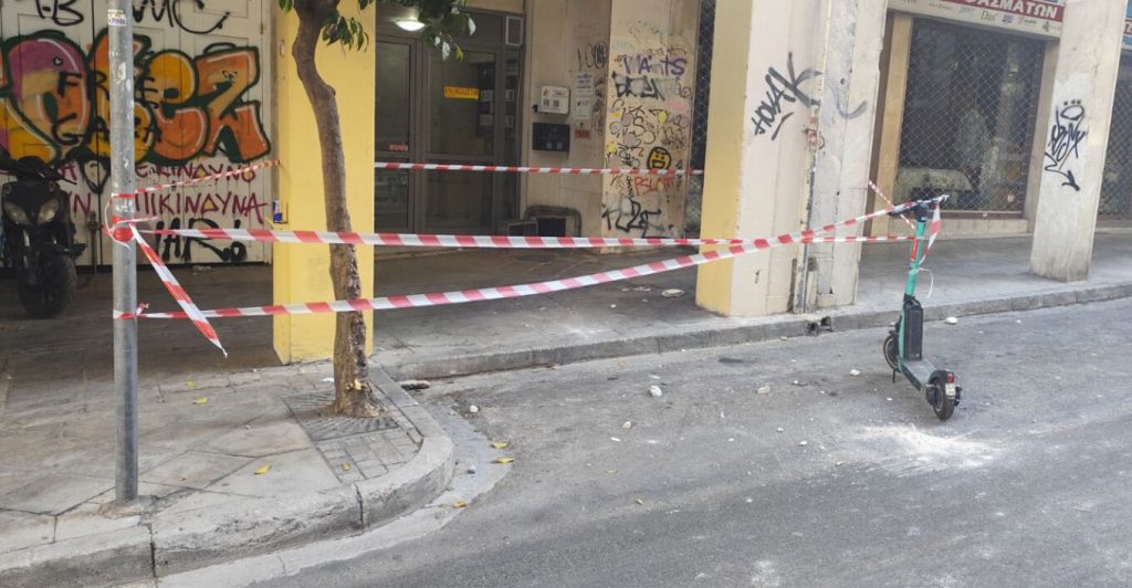 Αθήνα: Κομμάτια από πρόσοψη πολυκατοικίας έπεσαν στην οδό Κολοκοτρώνη - ΕΙΚΟΝΕΣ