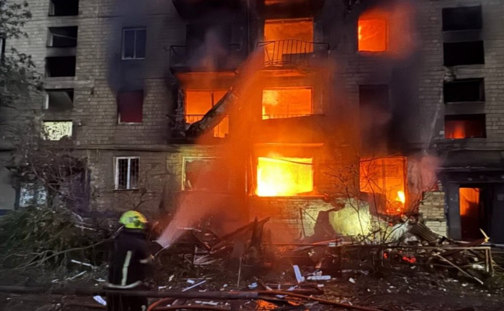 Μαζική ρωσική επίθεση στο Κίεβο με πυραύλους και drones: Τουλάχιστον 8 νεκροί, στις φλόγες κτίρια