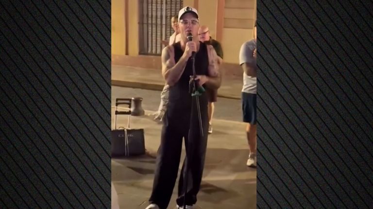 Ρόμπι Γουίλιαμς: Τραγούδησε το «Angels» δίπλα σε μουσικό του δρόμου στη Σεβίλλη - Βίντεο