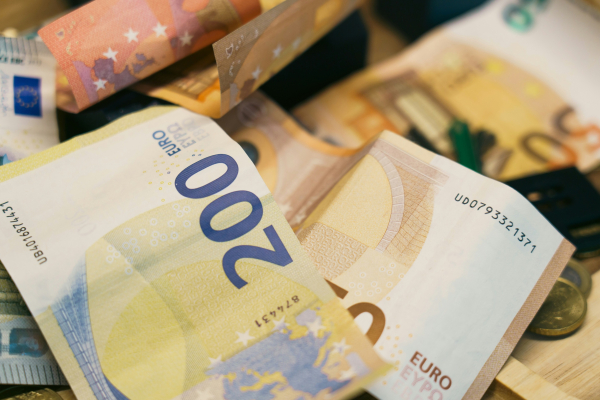 Εφορία: Πρόστιμο 7.800 ευρώ και φόρος για δωρεά 26.000 ευρώ κόρης στον πατέρα της