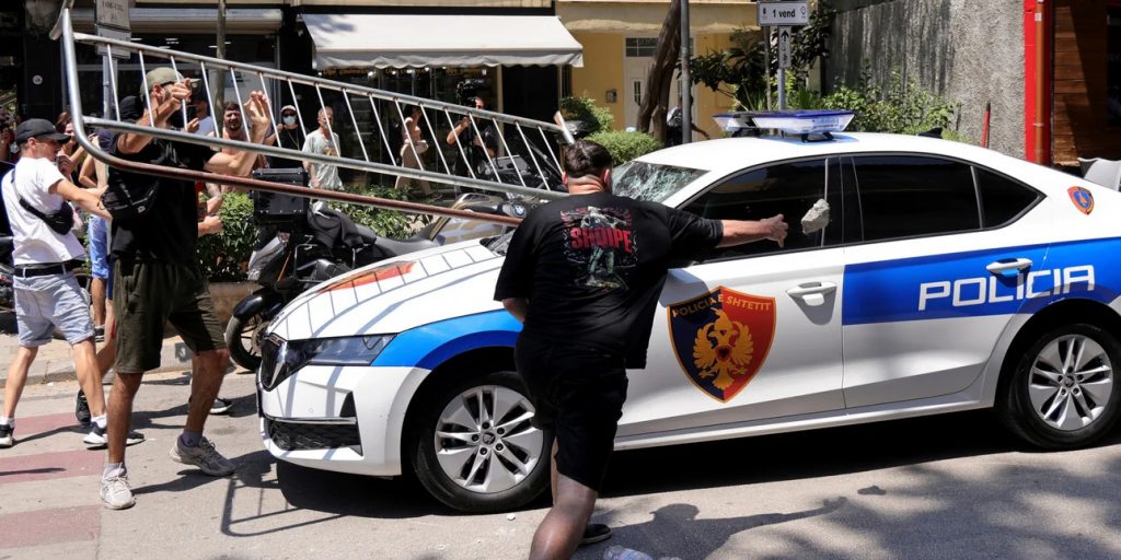 Τέσσερις τραυματίες από τις σφοδρές συγκρούσεις διαδηλωτών και αστυνομίας μπροστά στο κοινοβούλιο της Αλβανίας