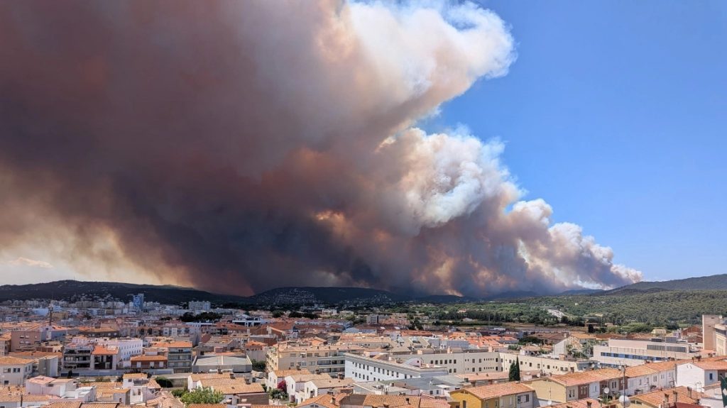 Ισπανία: Φωτιά ξέσπασε κοντά στο τουριστικό θέρετρο Κόστα Μπράβα - Βίντεο
