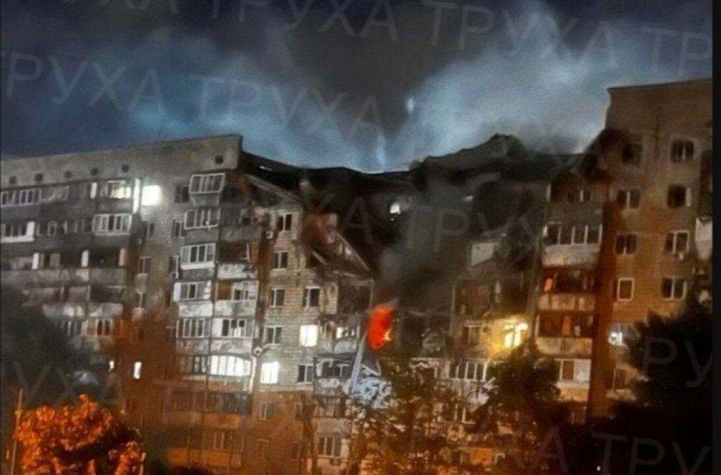 Νύχτα τρόμου στο Κίεβο με μπαράζ ρωσικών πυραύλων: Ισχυρές εκρήξεις, πυρκαγιές και τουλάχιστον 8 νεκροί